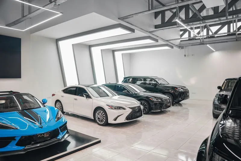 Auto’s in een showroom